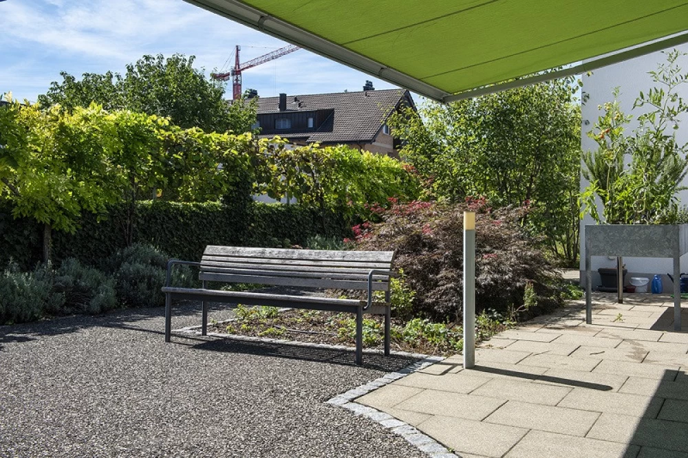 Demenzgarten mit Sitzbank - die Sonne scheint