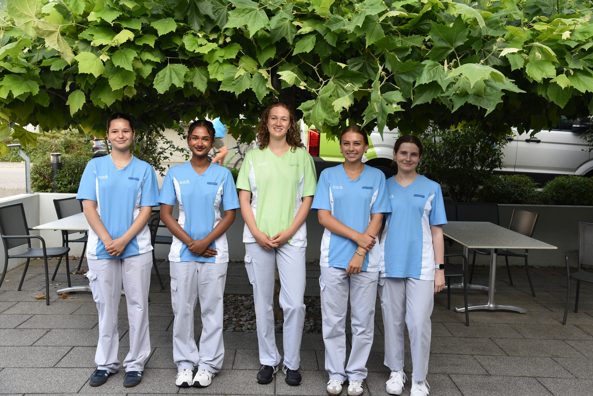 Diese fünf jungen Helferinnen arbeiten aktuell in der Hotellerie mit.