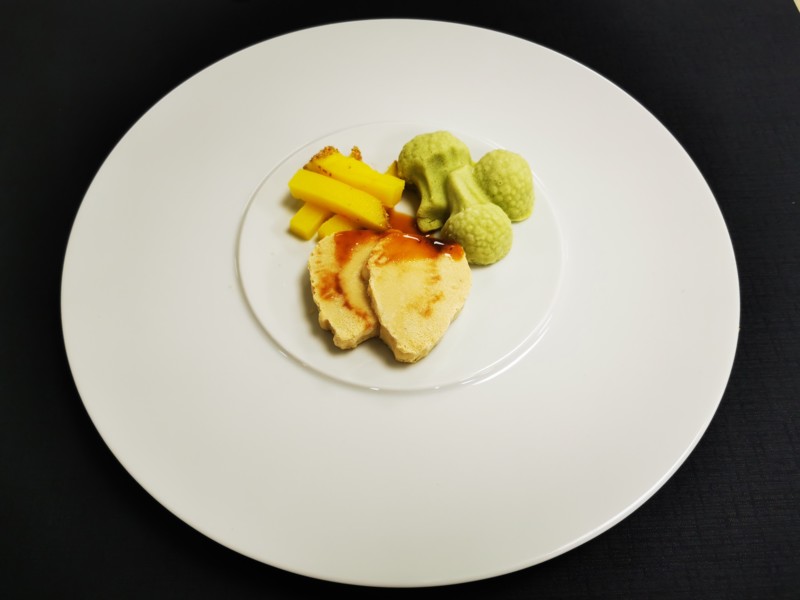 Schweinsbraten an Biersauce mit Pommes Frites und Broccoli